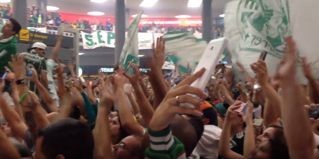Palmeiras Brasilien Flughafen Pyro Fans